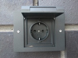 Как установить розетку на улице