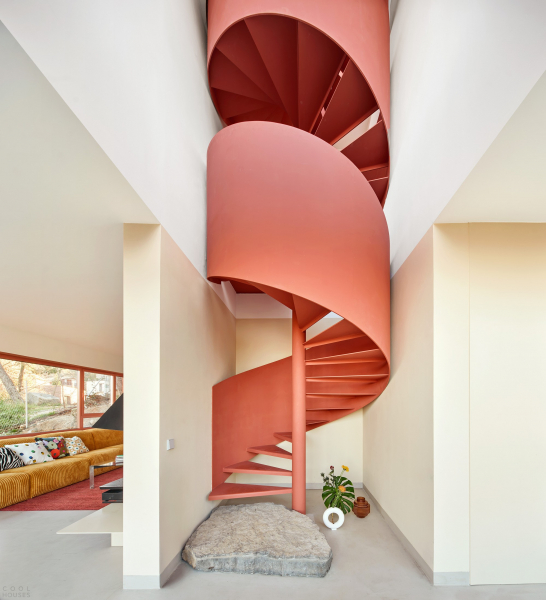 Дом, адаптированный к экстремально крутому склону Дом, адаптированный к экстремально крутому склону