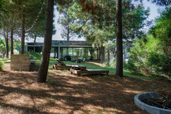 Бетонный дом в природных дюнах Бетонный дом в природных дюнах