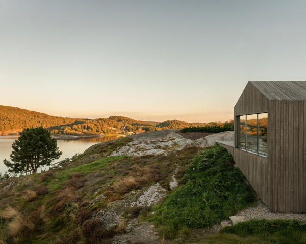 Современная вилла в суровом скандинавском ландшафте Современная вилла в суровом скандинавском ландшафте