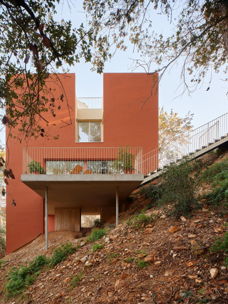 Дом, адаптированный к экстремально крутому склону Дом, адаптированный к экстремально крутому склону