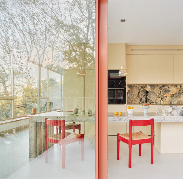 Дом, адаптированный к экстремально крутому склону Дом, адаптированный к экстремально крутому склону