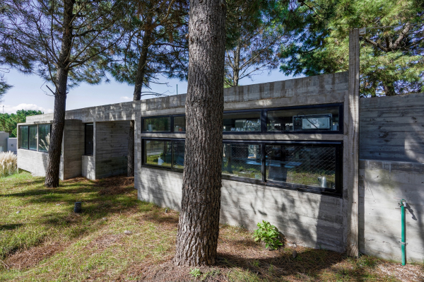 Бетонный дом в природных дюнах Бетонный дом в природных дюнах