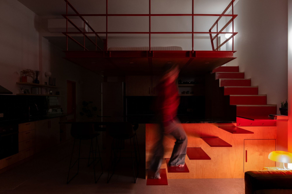 Многоуровневый лофт с индустриальной атмосферой