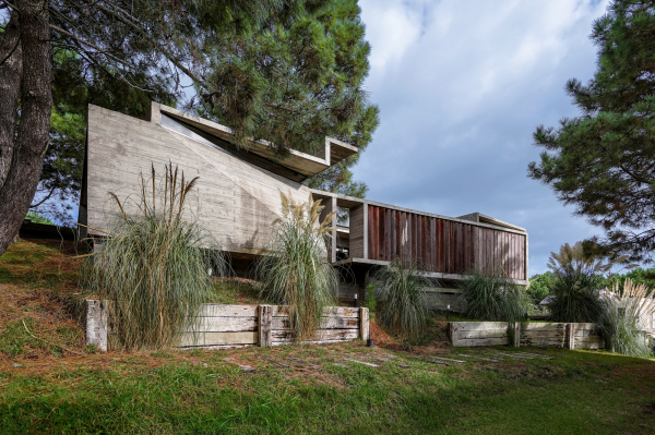 Бетонный дом в природных дюнах Бетонный дом в природных дюнах