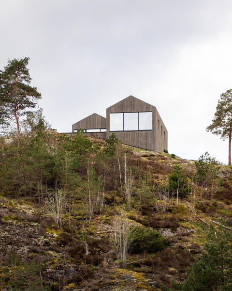 Современная вилла в суровом скандинавском ландшафте Современная вилла в суровом скандинавском ландшафте