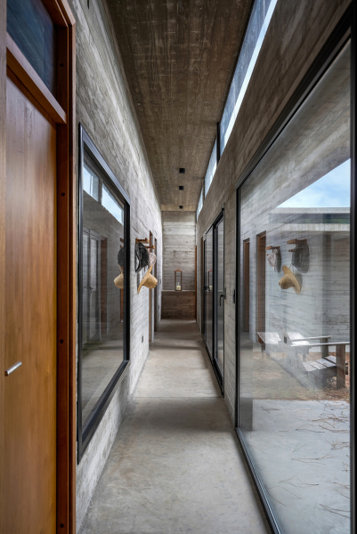 Бетонный дом в природных дюнах Бетонный дом в природных дюнах