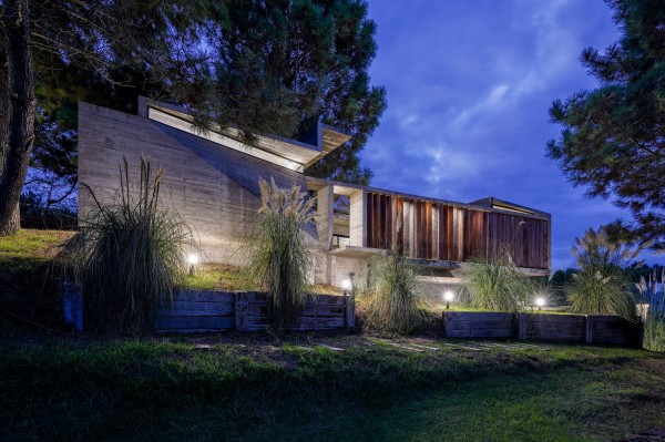 Бетонный дом в природных дюнах Бетонный дом в природных дюнах