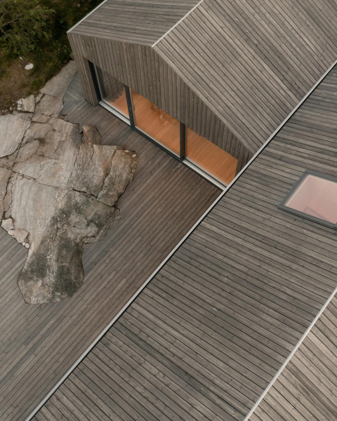 Современная вилла в суровом скандинавском ландшафте Современная вилла в суровом скандинавском ландшафте