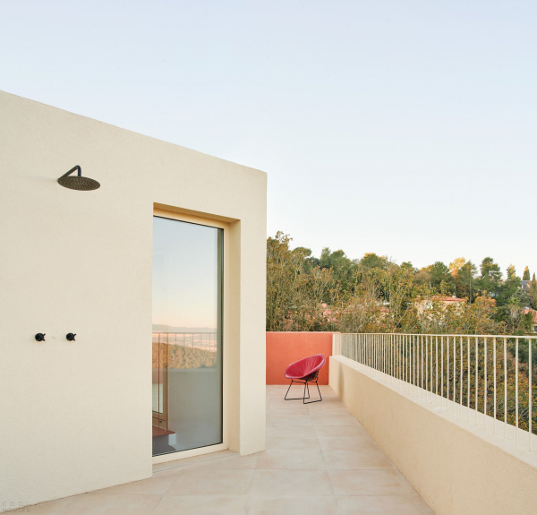 Дом, адаптированный к экстремально крутому склону Дом, адаптированный к экстремально крутому склону