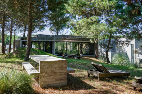 Бетонный дом в природных дюнах Бетонный дом в природных дюнах