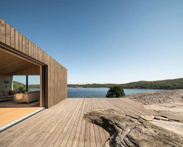 Современная вилла в суровом скандинавском ландшафте Современная вилла в суровом скандинавском ландшафте