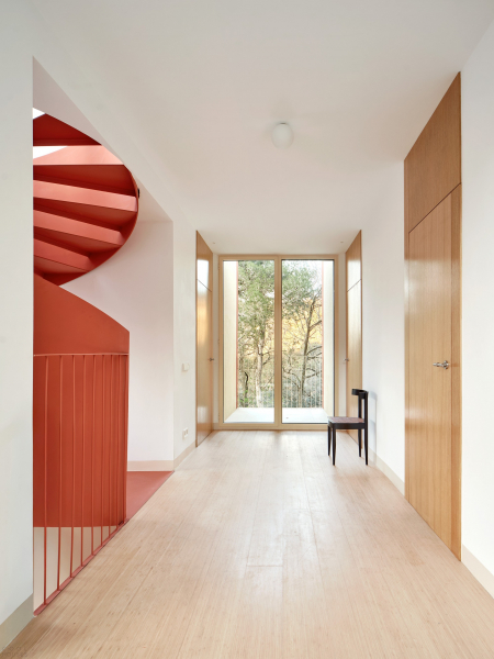 Дом, адаптированный к экстремально крутому склону Дом, адаптированный к экстремально крутому склону