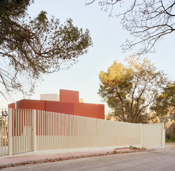 Дом, адаптированный к экстремально крутому склону Дом, адаптированный к экстремально крутому склону