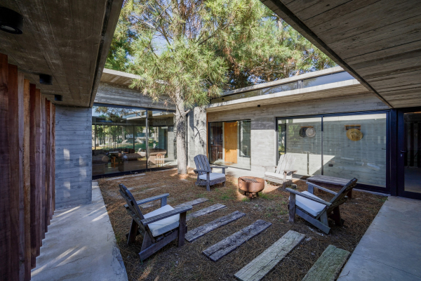 Бетонный дом в природных дюнах Бетонный дом в природных дюнах