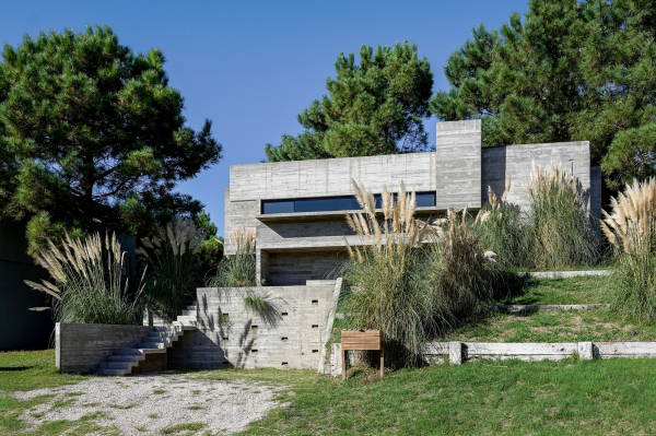 Бетонный дом в природных дюнах Бетонный дом в природных дюнах