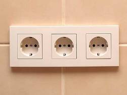 Какое напряжение в бытовой сети оптимальное для работы электроприборов