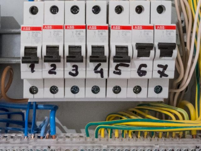 Почему нельзя увеличивать номинал автоматического выключателя, если он выбивает, и как поступить правильно